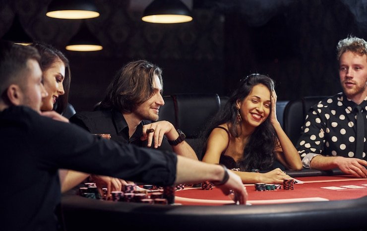 Pengguna memainkan live casino vivoy21 di ponsel dengan tampilan dealer langsung